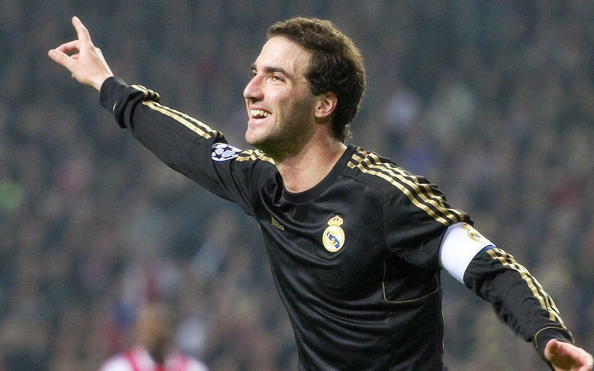 欧联杯赛场再现暴力插曲 法兰克福极端球迷投掷杂物焰火袭向巴萨看台